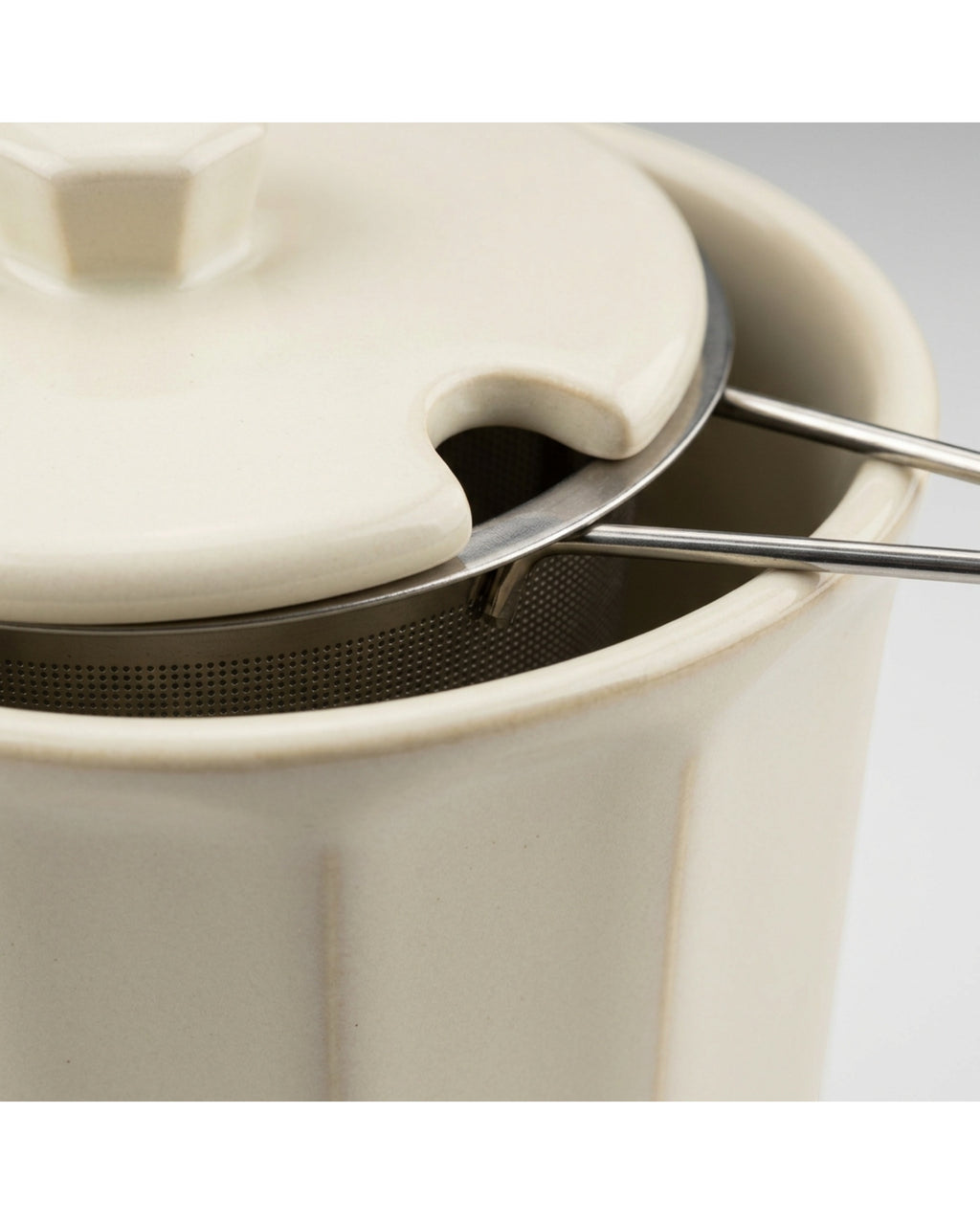 Thwvm Tall Faceted Ceramic Tea Mug with Steel Infuser and Lid 14 oz Sage Ivory - Detail view